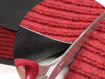 El tapete de puerta a rayas se puede recortar