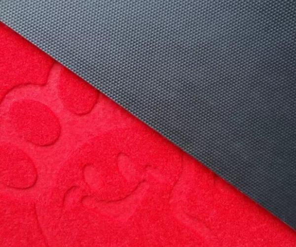 Primer plano del respaldo de la almohadilla de la puerta en relieve cepillado