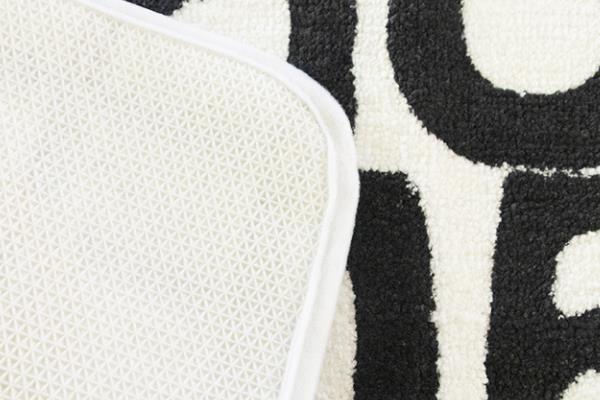 Primer plano del respaldo de la almohadilla de baño de felpa