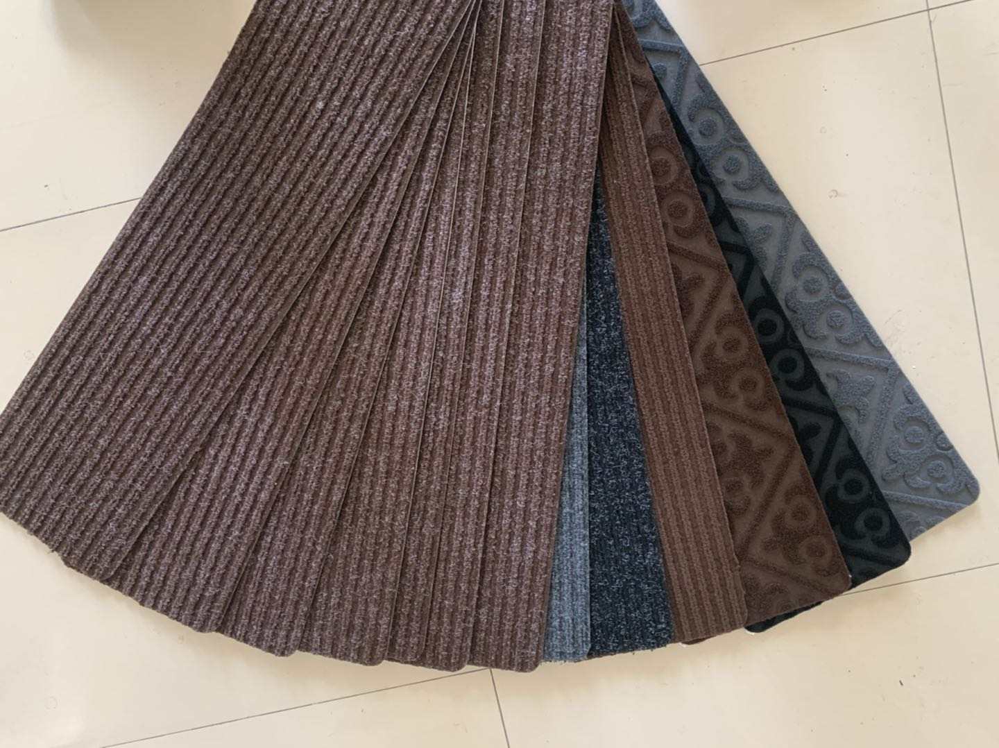 Pedales de escalera de alfombra antideslizantes, adecuados para escalones de madera, pedales de escalera antideslizantes para interiores y exteriores, alfombra para correr