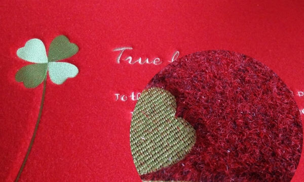 Superficie de tapete de puerta bordada