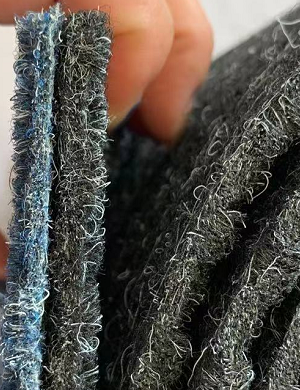 Alfombra con estampado de piñas sin fondo.