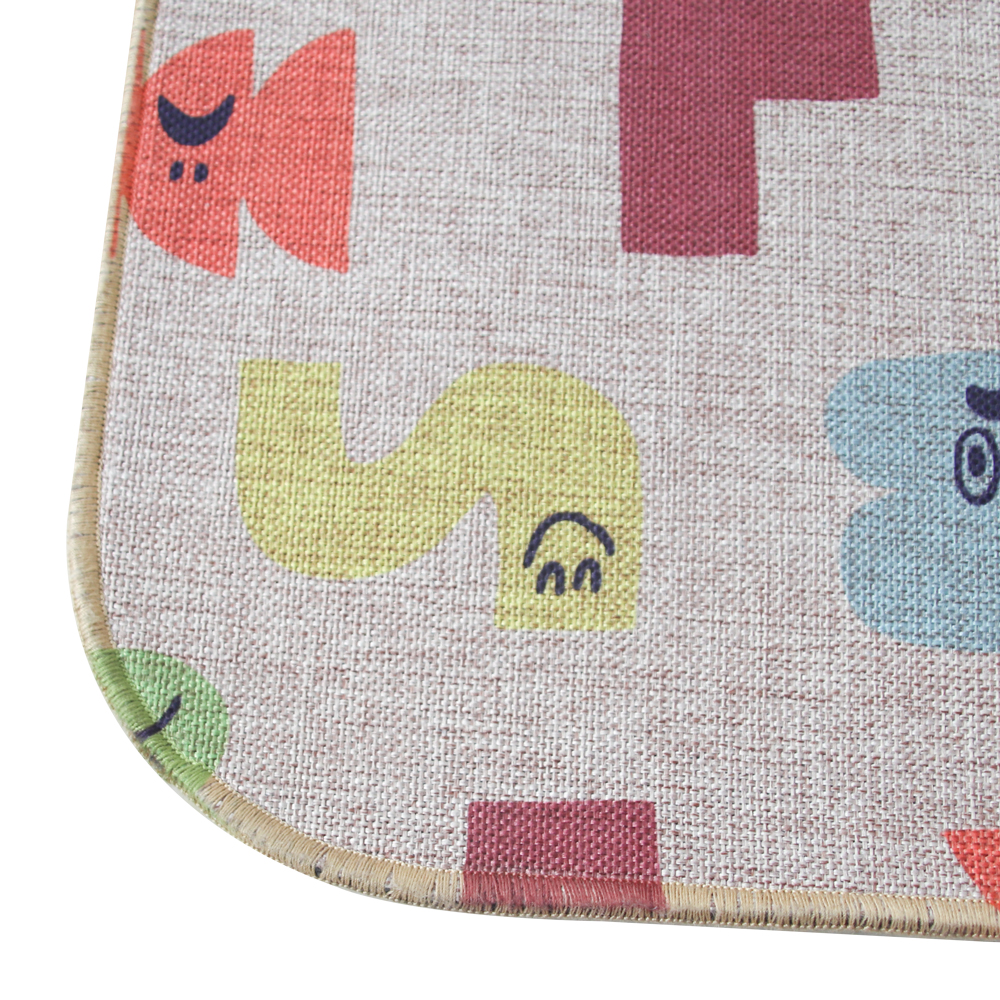 Cerca de las esquinas de la puerta